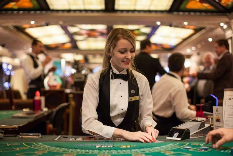 Dealer poker là gì? Kỹ năng cần có của một dealer giỏi 4 Dealer giỏi còn là người biết làm chủ cảm xúc và tương tác tốt trên bàn chơi